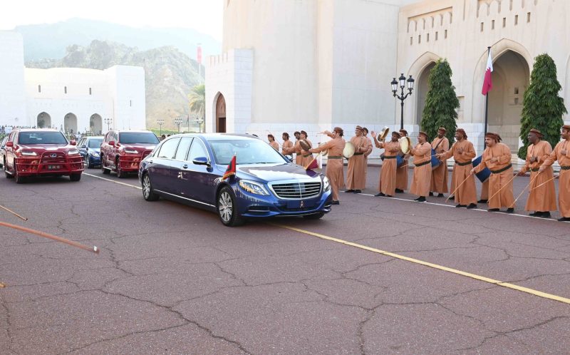 أميرُ قطر يصل إلى سلطنة عُمان