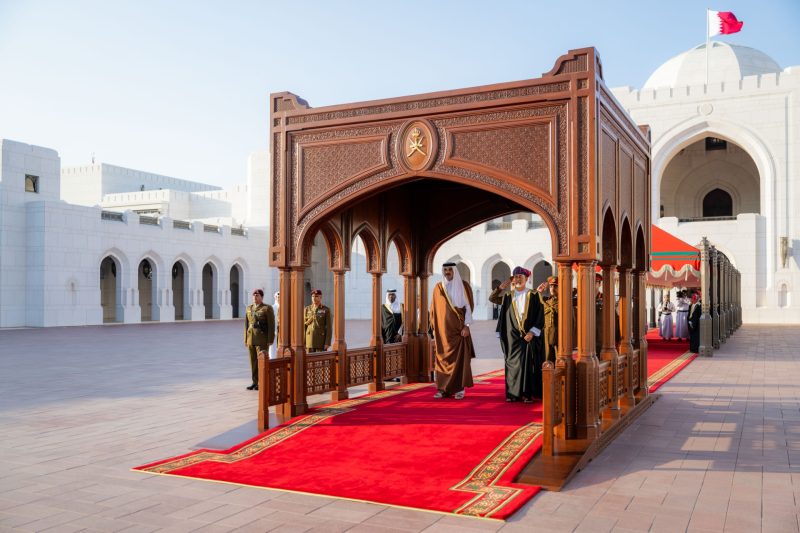 أميرُ قطر يصل إلى سلطنة عُمان