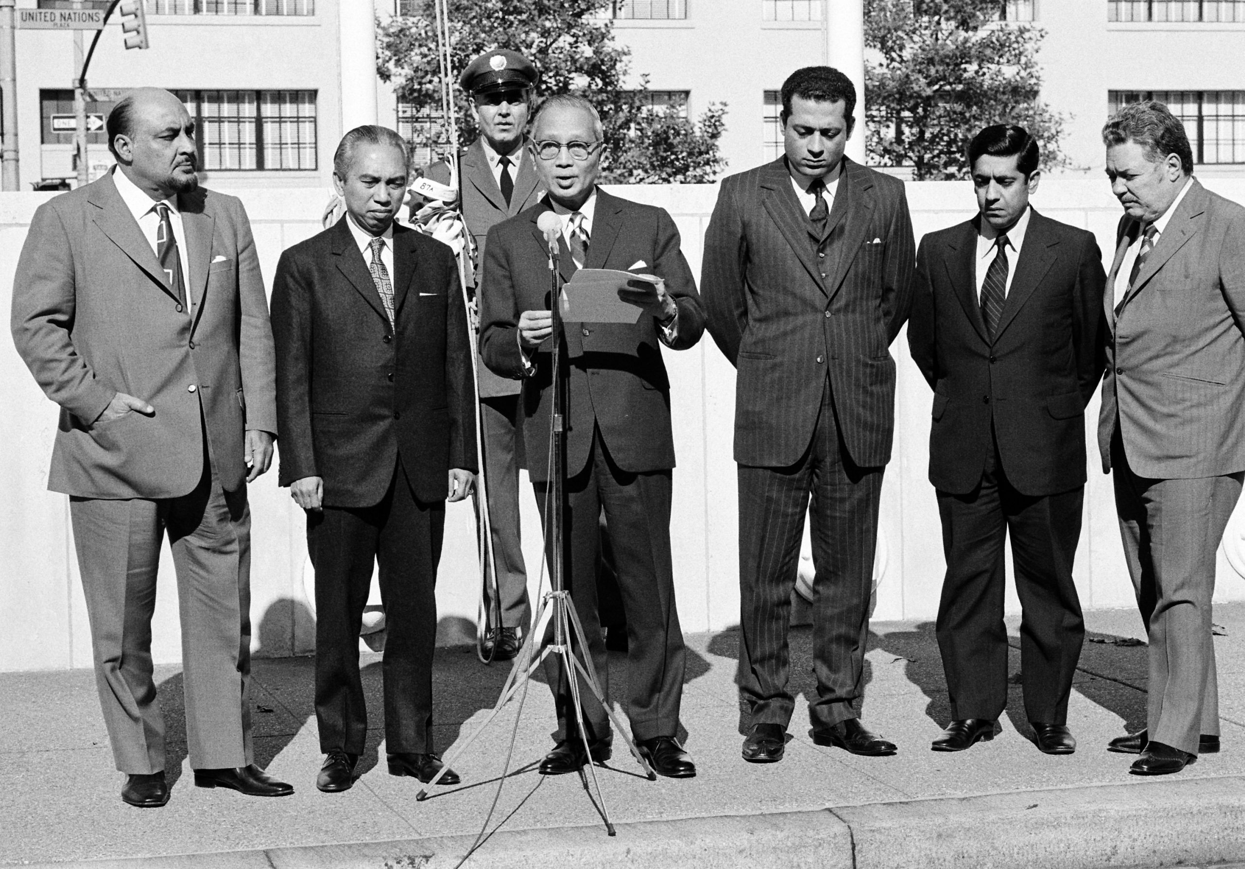 Omani_Flag_Raised_2_at_UN_1971