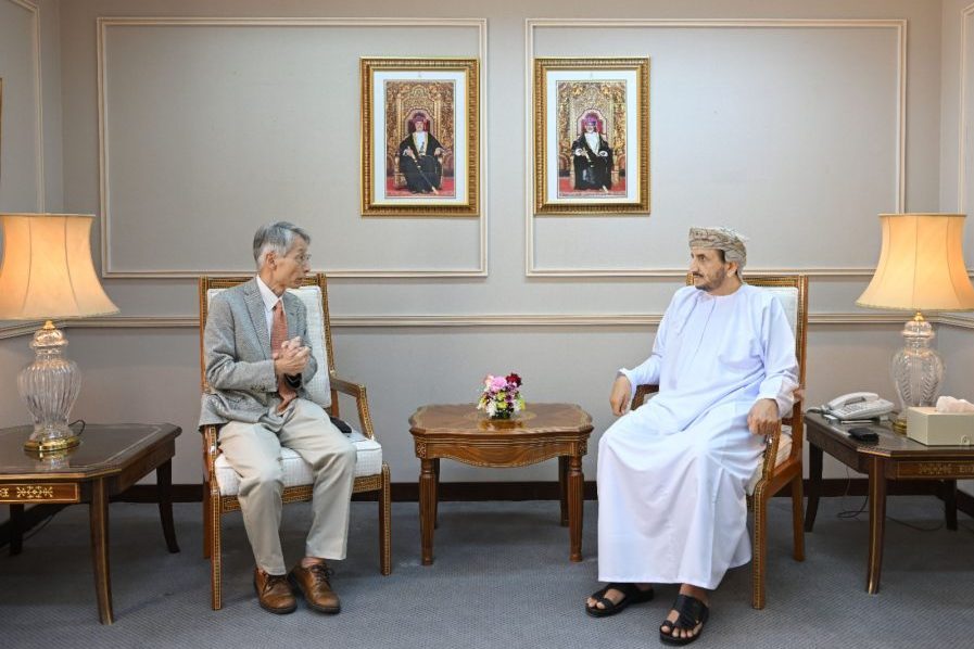 Sheikh-Khalifa-with-the-Japanese-Assistant-Foreign-Minister