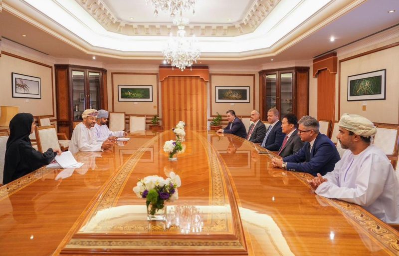 Minister meets with Honorary Consuls of Oman.