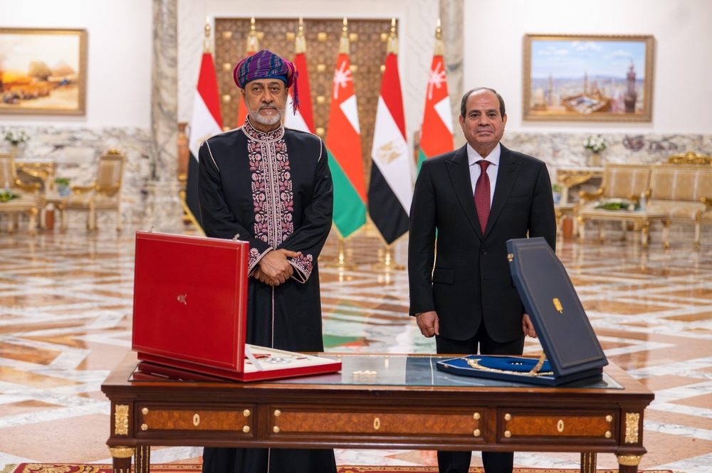 His-Majesty-and President-Sisi-exchange-gifts