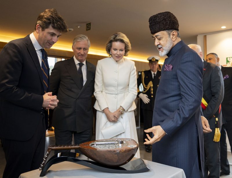 His Majesty the Sultan presenst a musical instrument as a gift to the centre. 